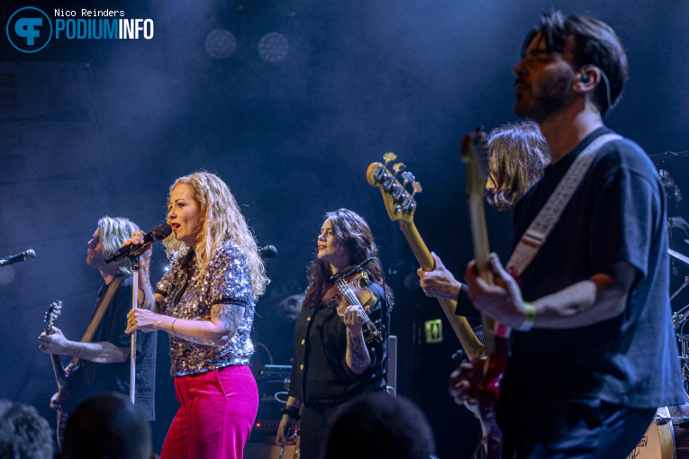 Anneke van Giersbergen op Anneke van Giersbergen - 22/03 - Boerderij foto