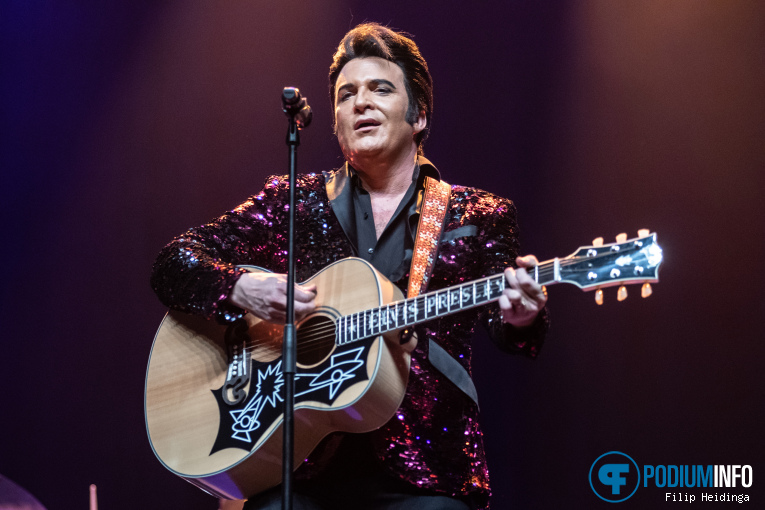 Dwight Icenhower op The Elvis Concert - 09/04 - 013 foto