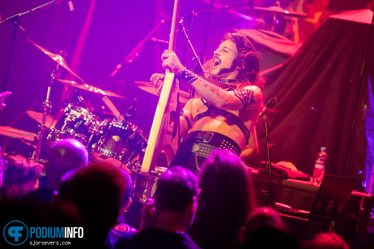 Cobra Spell op Thundermother - 06/04 - TivoliVredenburg foto