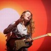 Foto Girl In Red op Lowlands 2023 - vrijdag