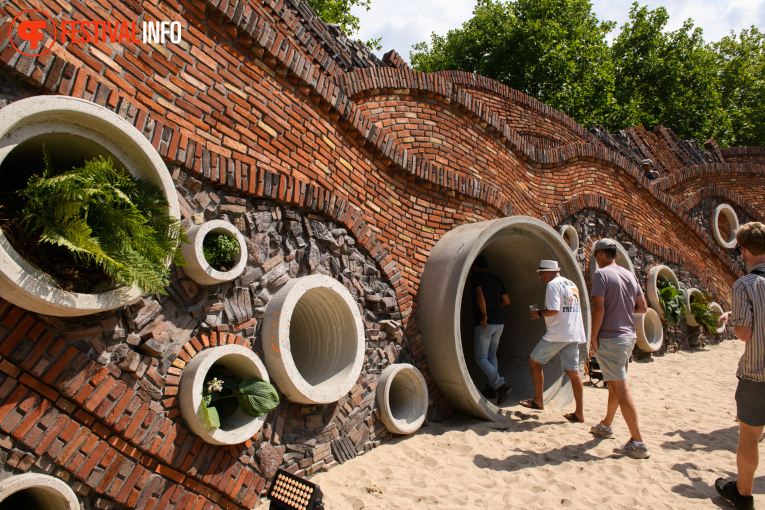 Sfeerfoto Down The Rabbit Hole 2025