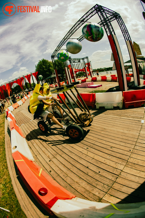 Sfeerfoto Down The Rabbit Hole 2025