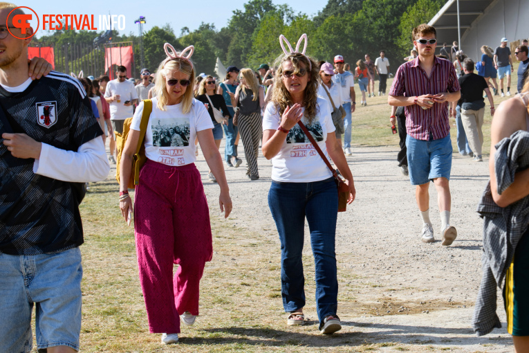 Sfeerfoto Down The Rabbit Hole 2026