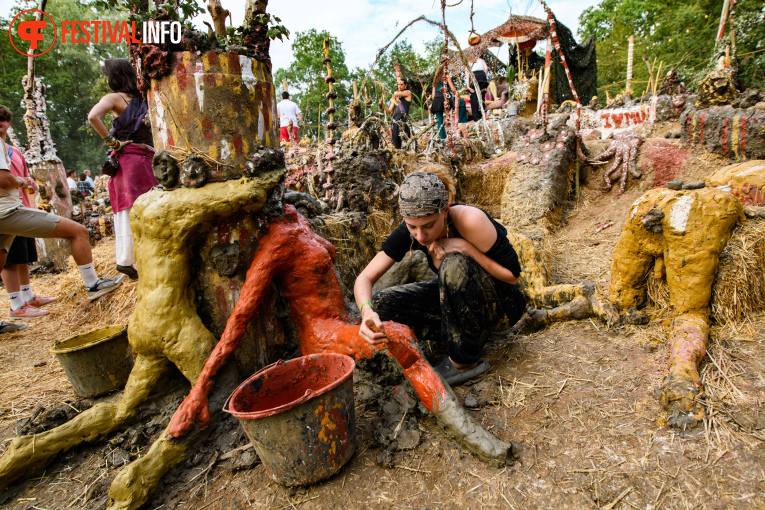 Sfeerfoto Down The Rabbit Hole 2026