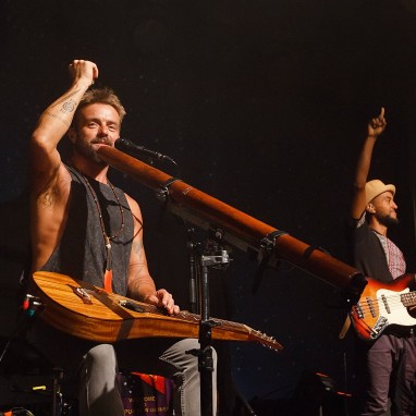 review: Xavier Rudd - 02/08 - Maassilo Xavier Rudd