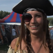 Video: Naakt of een gekke outfit aan op Lowlands