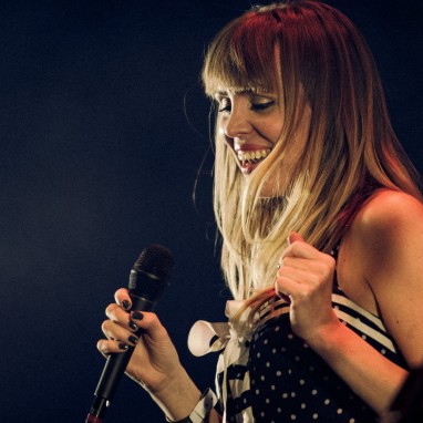review: Janne Schra - 29/09 - TivoliVredenburg Janne Schra
