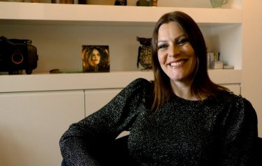 Video: Floor Jansen telt haar zegeningen op debuutalbum 'Paragon'