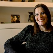 Floor Jansen telt haar zegeningen op debuutalbum 'Paragon' video