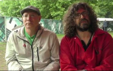 Video: Muziek gaat voor vriendschap in Dinosaur Jr.