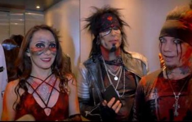 Video: 1 minute till showtime: Sixx AM