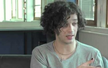 Video: The 1975 letterlijk van levensbelang voor fans