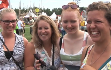 Video: Geld smijten en bekers rapen op Lowlands