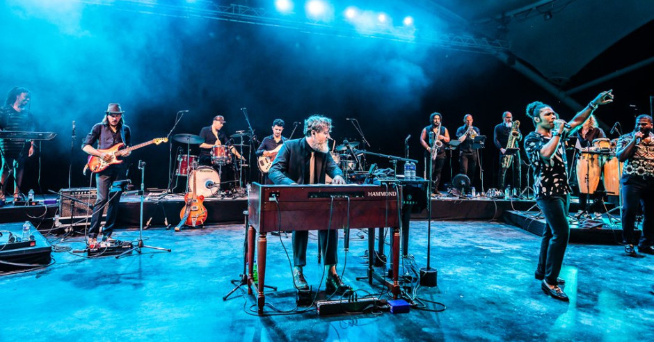 Matthijs van Nieuwkerk samen met Sven Hammond Big Band naar Live At Amsterdamse Bos