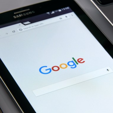 Google op telefoon (pexels)