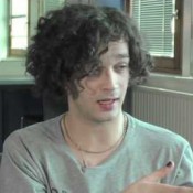 Video: The 1975 letterlijk van levensbelang voor fans