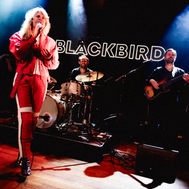 review: Blackbird - 23/05 - TivoliVredenburg Blackbird
