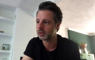 Video: Succes Roller Coaster gaf mede-songwriter Mercy John zelfvertrouwen