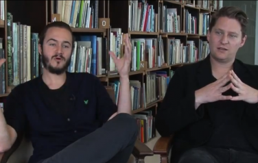 Video: Editors: het was buigen of barsten