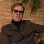 Video: The Kik-zanger sluit sombere periode of met coveralbum