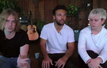 Video: Zanger Nothing But Thieves ging door diep dal