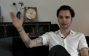 Video: Jett Rebel hervindt 'pure liefde voor muziek' nu alles stil ligt