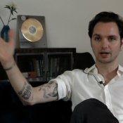 Video: Jett Rebel hervindt 'pure liefde voor muziek' nu alles stil ligt