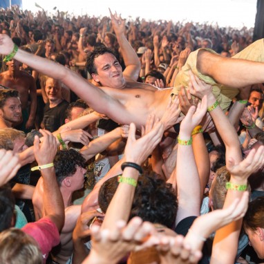 Lowlands sfeer crowdsurf