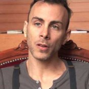 Video: Asaf Avidan doet zichzelf pijn met zijn muziek