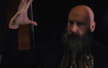 Video: Five Finger Death Punch klimt eindelijk uit diep dal