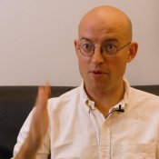 Video: Bombay Bicycle Club is niet bang om 'hard' voor zichzelf te zijn