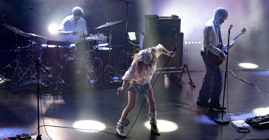 Bekijk de Blonde Redhead - 15/02 - TivoliVredenburg foto's