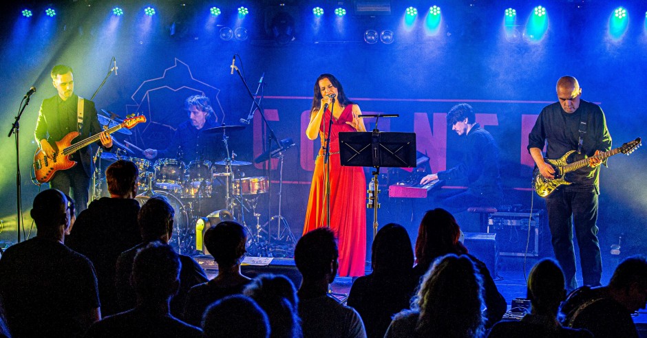 Festivalinfo review: KingFisher Sky zingt Kate Bush - 19/03 - Corneel