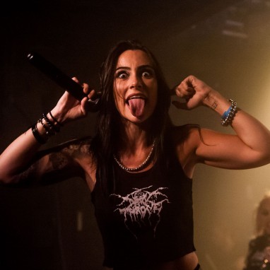 Nervosa in Baroeg / sfeer grappig verbaasd protest metal vrouw gek