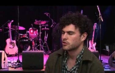 Video: Vance Joy haal inspiratie uit fictieve wereld