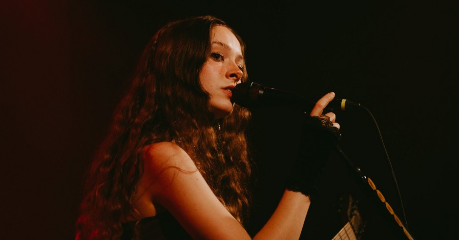 Festivalinfo review: Holly Humberstone - 20/09 - Melkweg