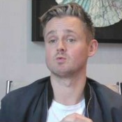 Video: Tom Chaplin gebruikte drugs om verlegenheid te overwinnen