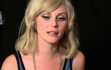 Video: The Asteroids Galaxy Tour geeft Lowlands-bezoeker extraatje