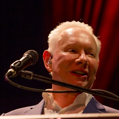 review: Joe Jackson - 04/04 - TivoliVredenburg Joe Jackson