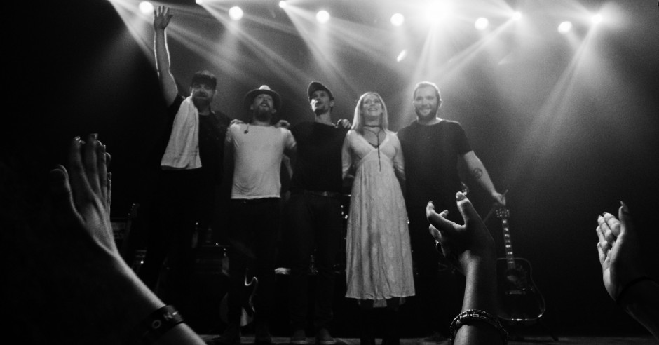 Bekijk de Walking On Cars - 13/09/16 - Melkweg foto's