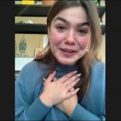 Video: Actrice Abbey Hoes brengt debuutalbum 'Red Wine & Cigarettes' uit