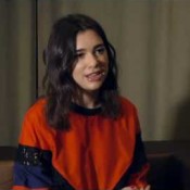Video: Dua Lipa zingt relatieperikelen van zich af