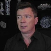 Video: Rick Astley was muziekindustrie zat
