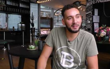 Video: Rapper DJEZJA grijpt kans als artiest met beide handen aan
