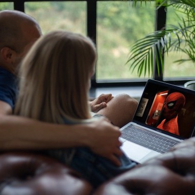 Streaming laptop (pixabay)