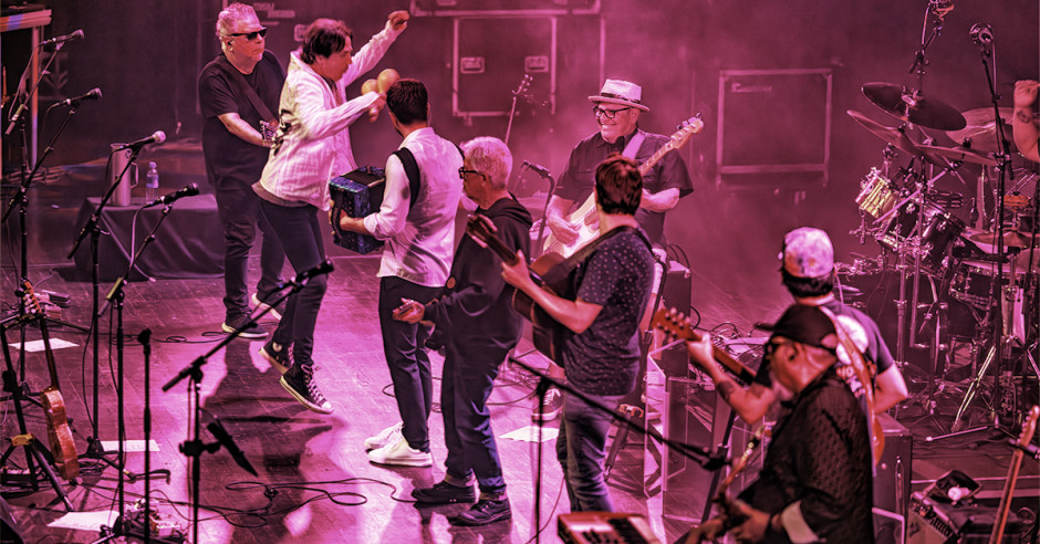 Bekijk de Los Lobos - 05/06 - TivoliVredenburg foto's