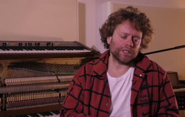 Video: Benny Sings is op zoek naar 'dé hit'