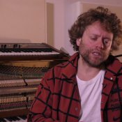 Video: Benny Sings is op zoek naar 'dé hit'