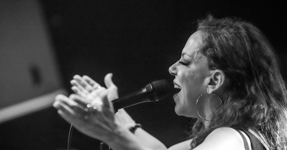 Bekijk de Bebel Gilberto - 03/10 - Melkweg foto's