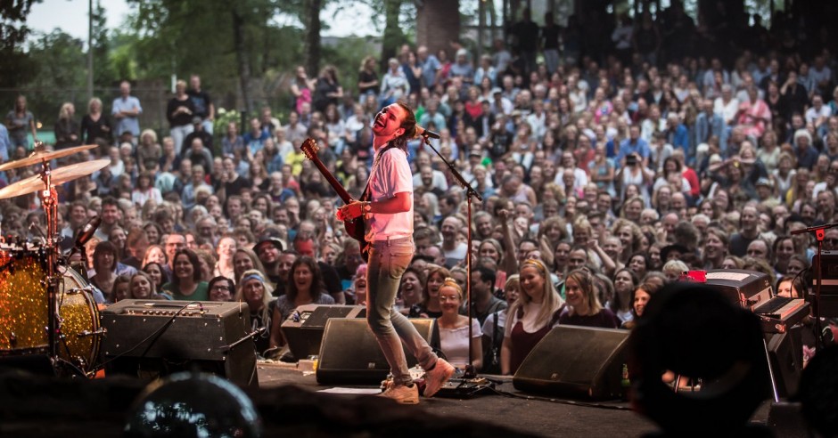 Bekijk de Metropool Open Air met Jett Rebel - 08/07 - Openluchttheater Hertme foto's